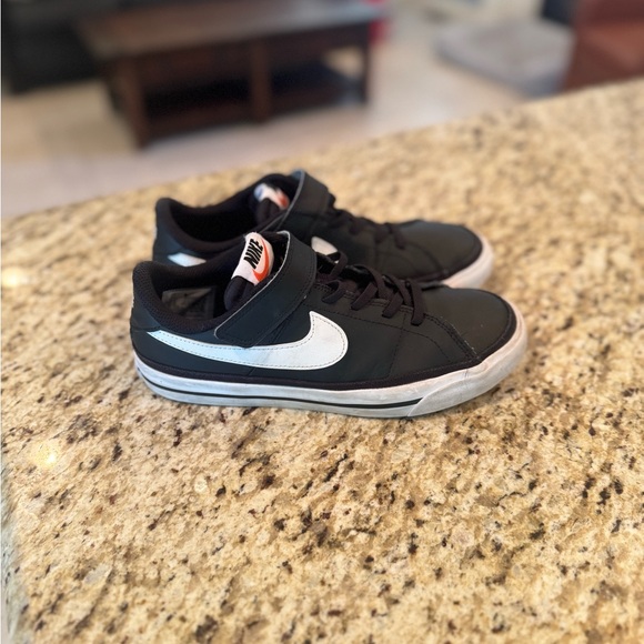 Nike Kids Black and White Sneakers - Picture 2 of 5